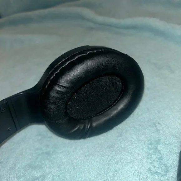 LED Light Color Changing Headphones - Picture 6 of 11